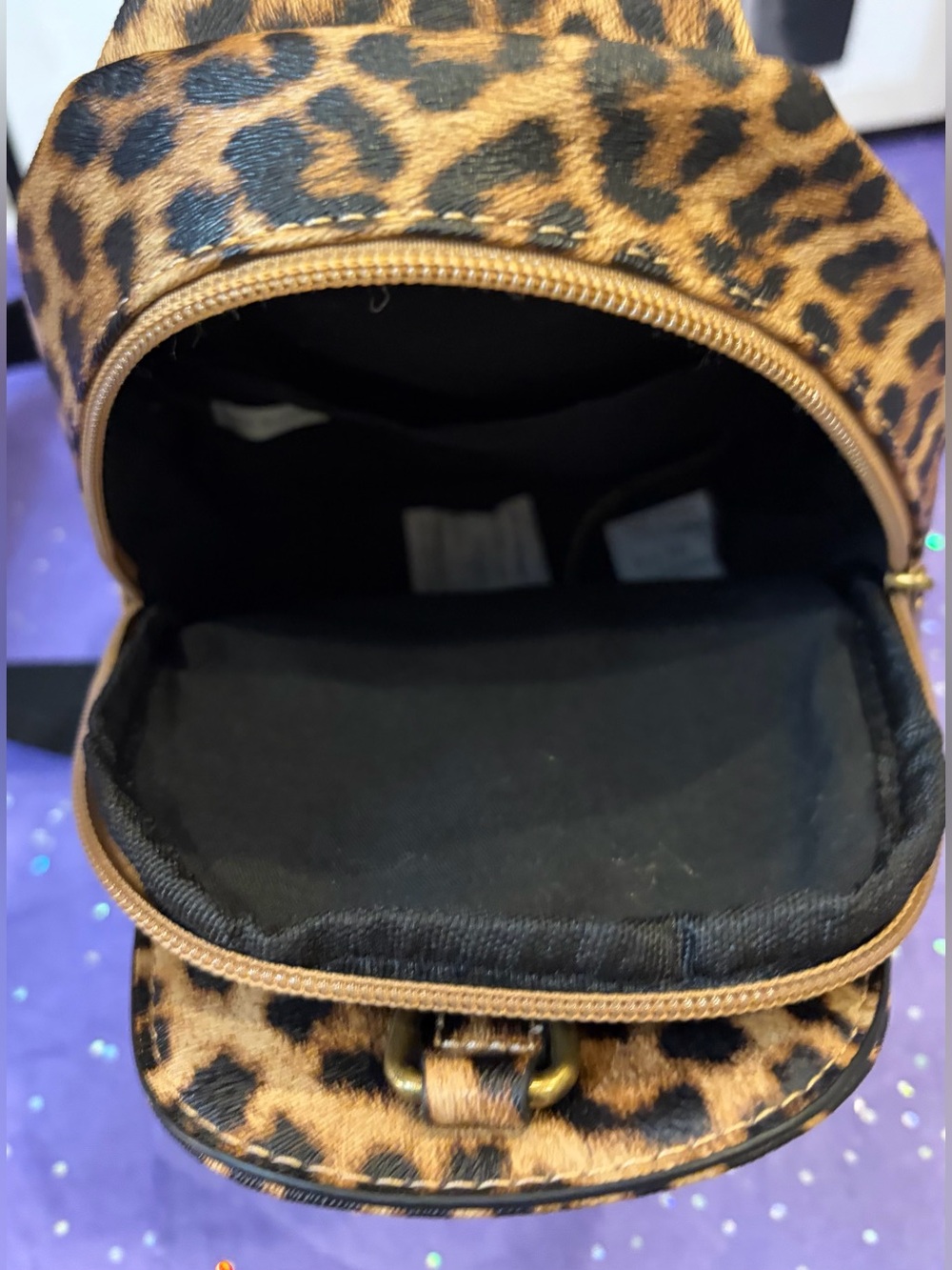 NWT SAM & HADLEY Leopard Print Crossbody Sling Bag Rhinestone Detail/Hair Clip - Picture 9 of 13